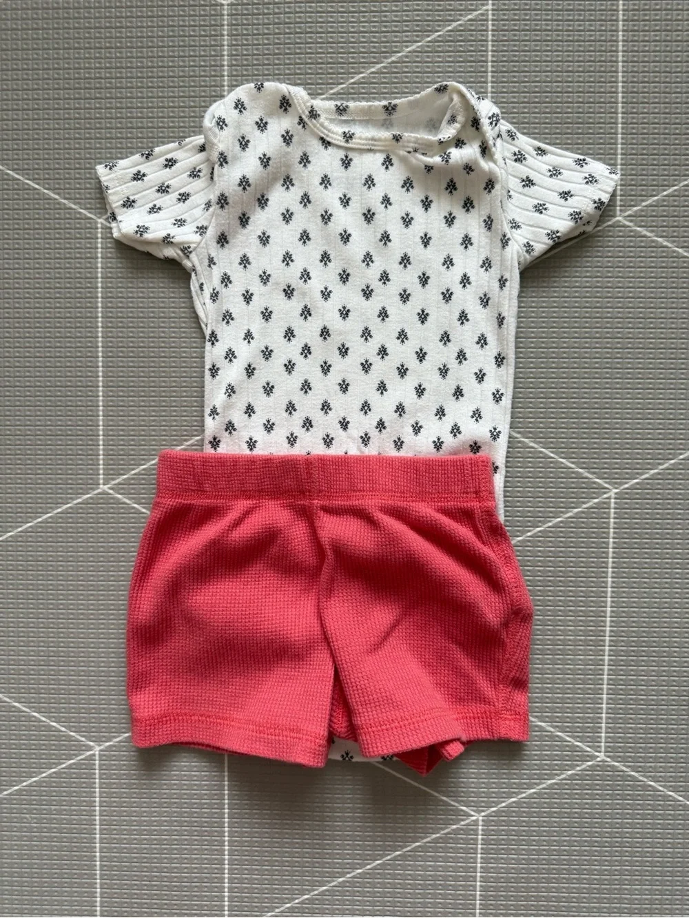 Gap|baby girl/toddler summer set,White ribbed Onesie & waffle Knit Shorts•••